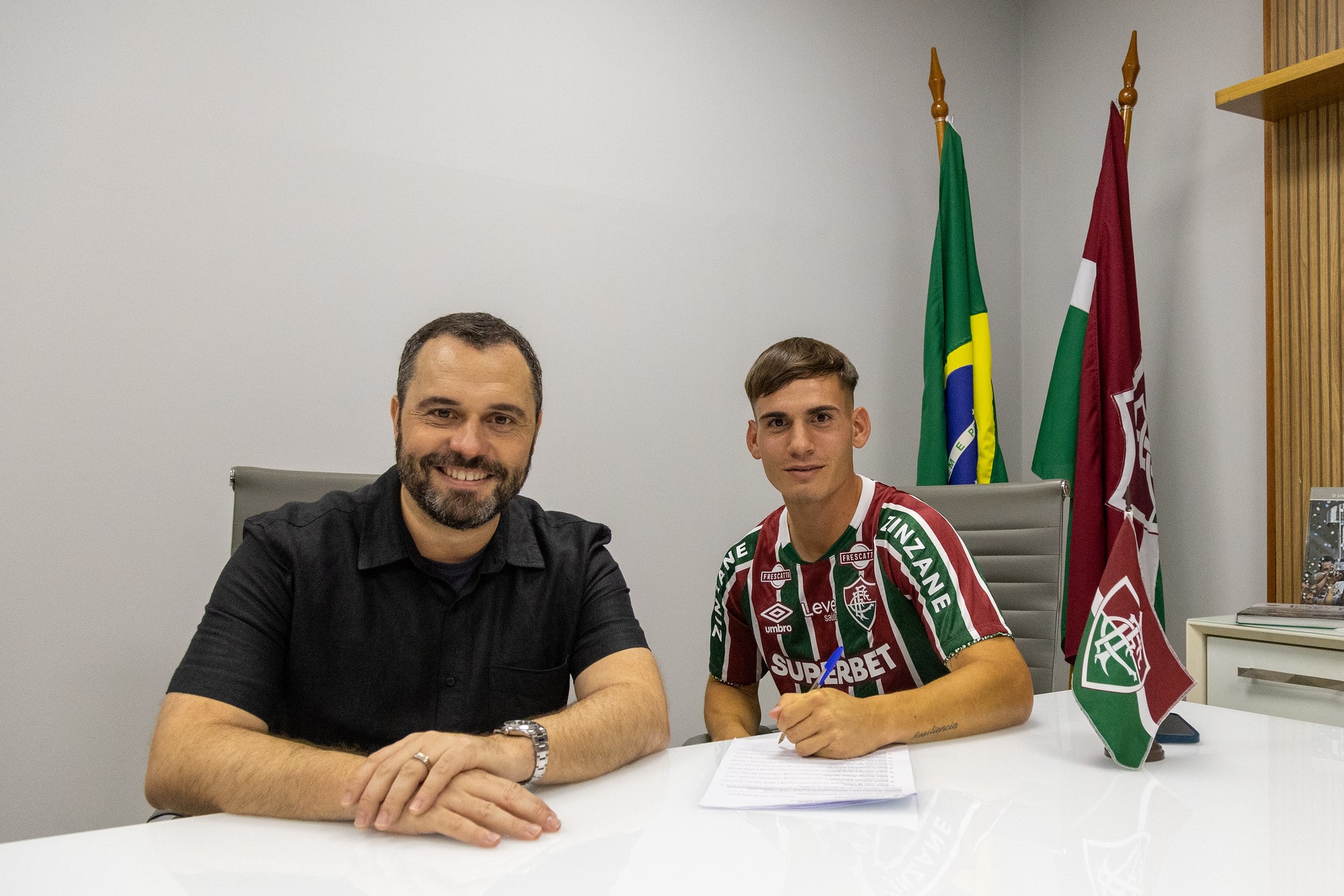 Joaqu&iacute;n Lavega ao lado de M&aacute;rio Bittencourt, presidente do Fluminense Foto: (Marcelo Gon&ccedil;alves/FFC)