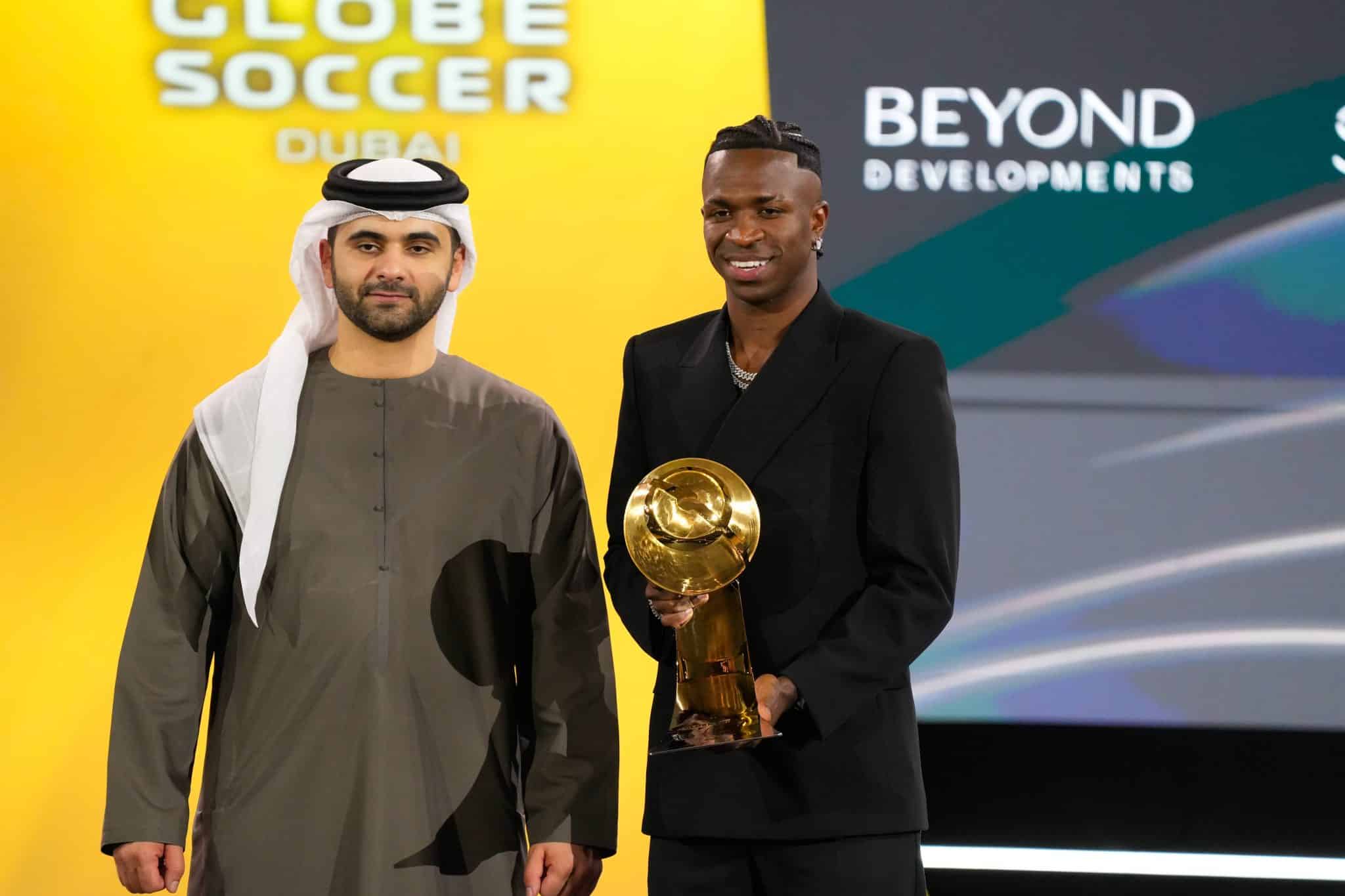 Vinicius Junior recebe o pr&ecirc;mio de melhor jogador pela Globe Soccer Awards 