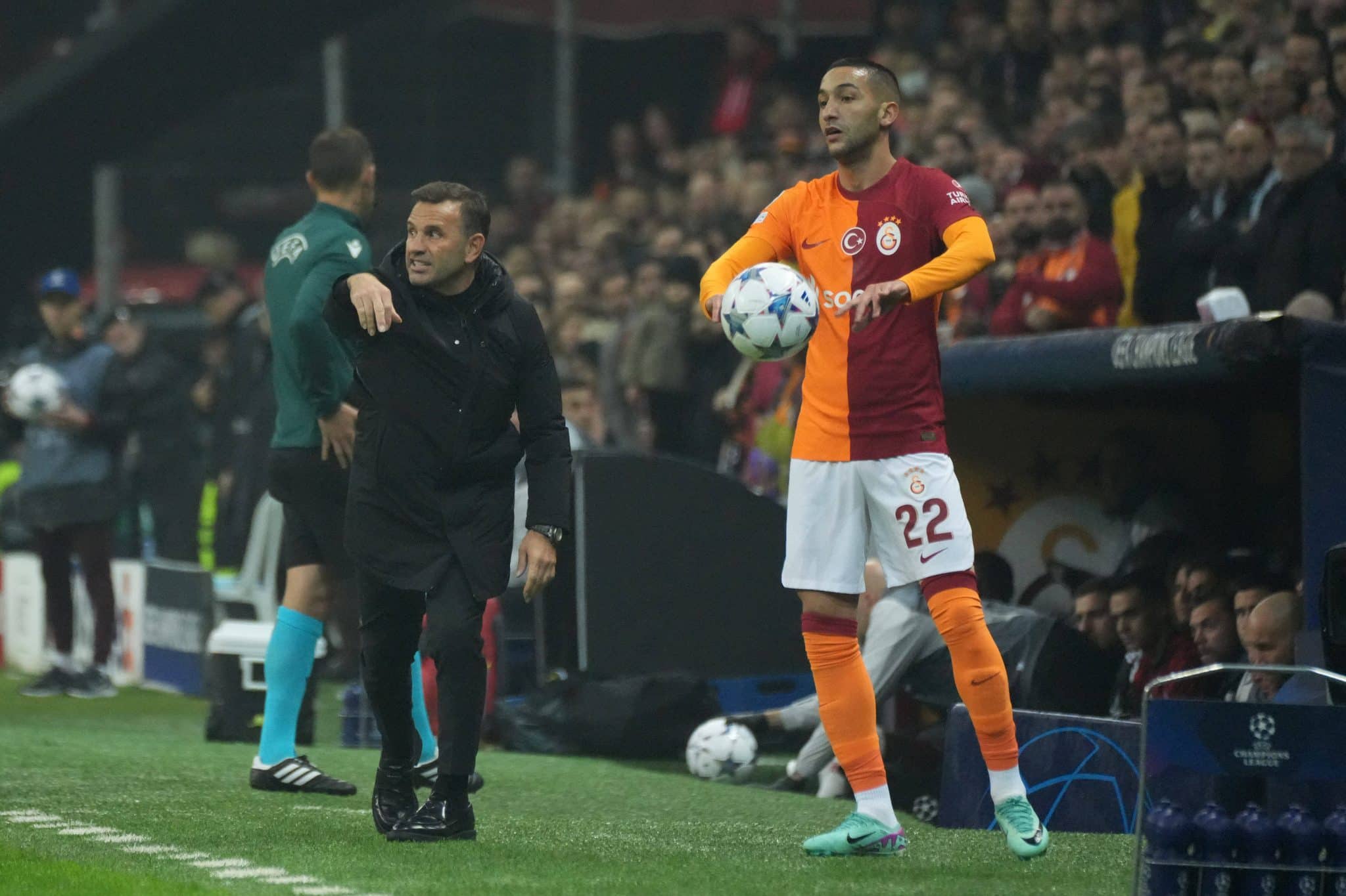 Ziyech e Okan Buruk durante jogo do Galatasaray