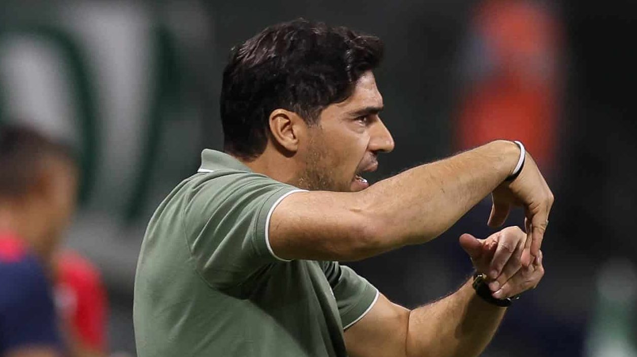 Abel pede refor&ccedil;os, mas reclama de tratamento diferente dado ao Palmeiras no mercado