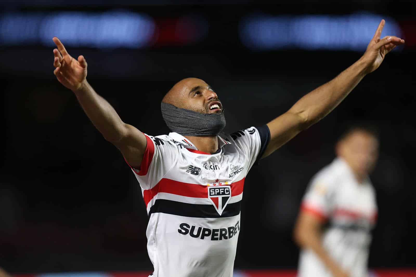 Lucas vibra com um de seus gols na vit&oacute;ria por 3 a 1 sobre o Corinthians
