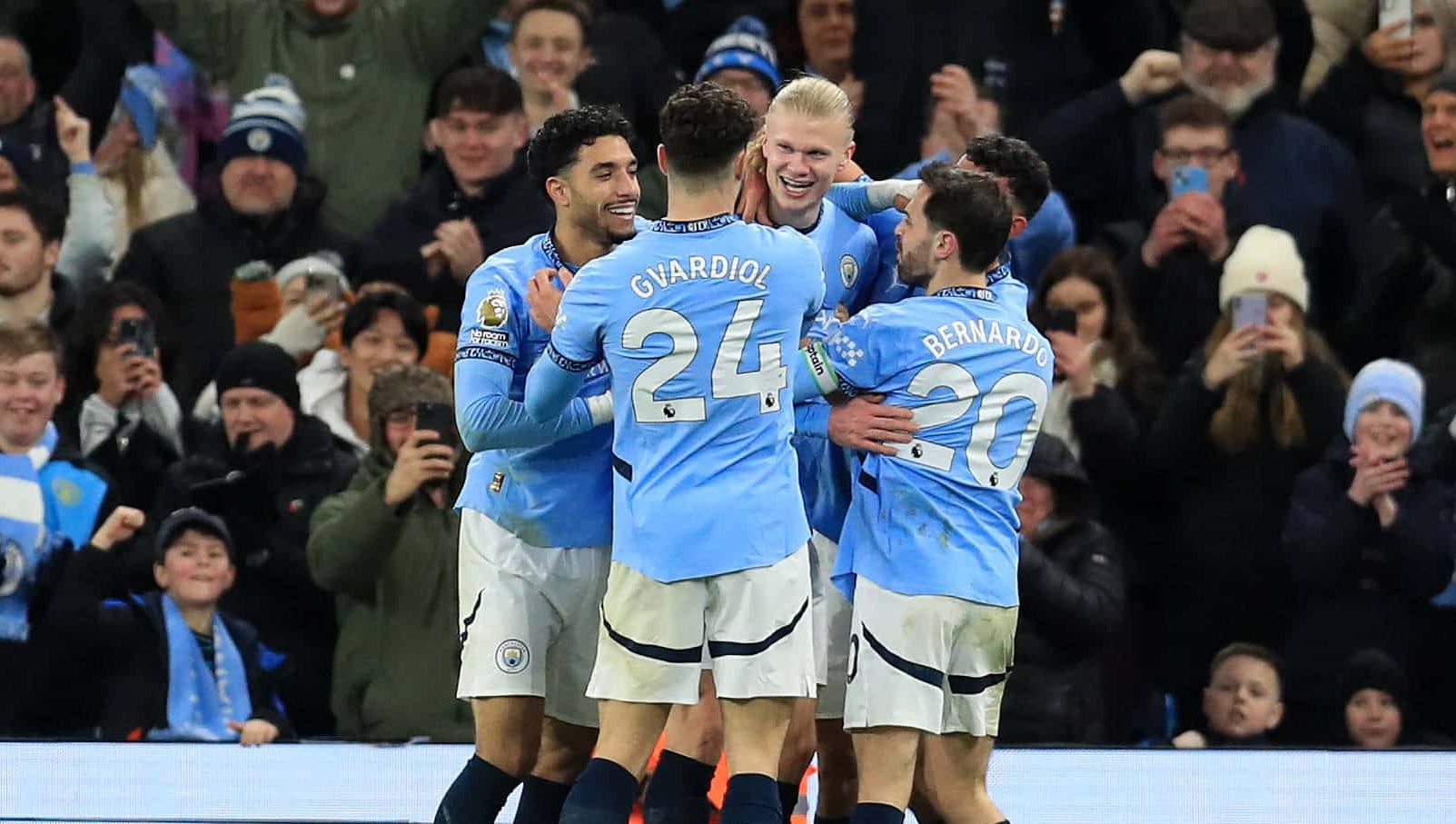 Haaland comemora o segundo gol do Manchester City diante do Chelsea