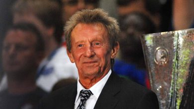 Morre Denis Law, lenda escocesa do Manchester United, aos 84 anos