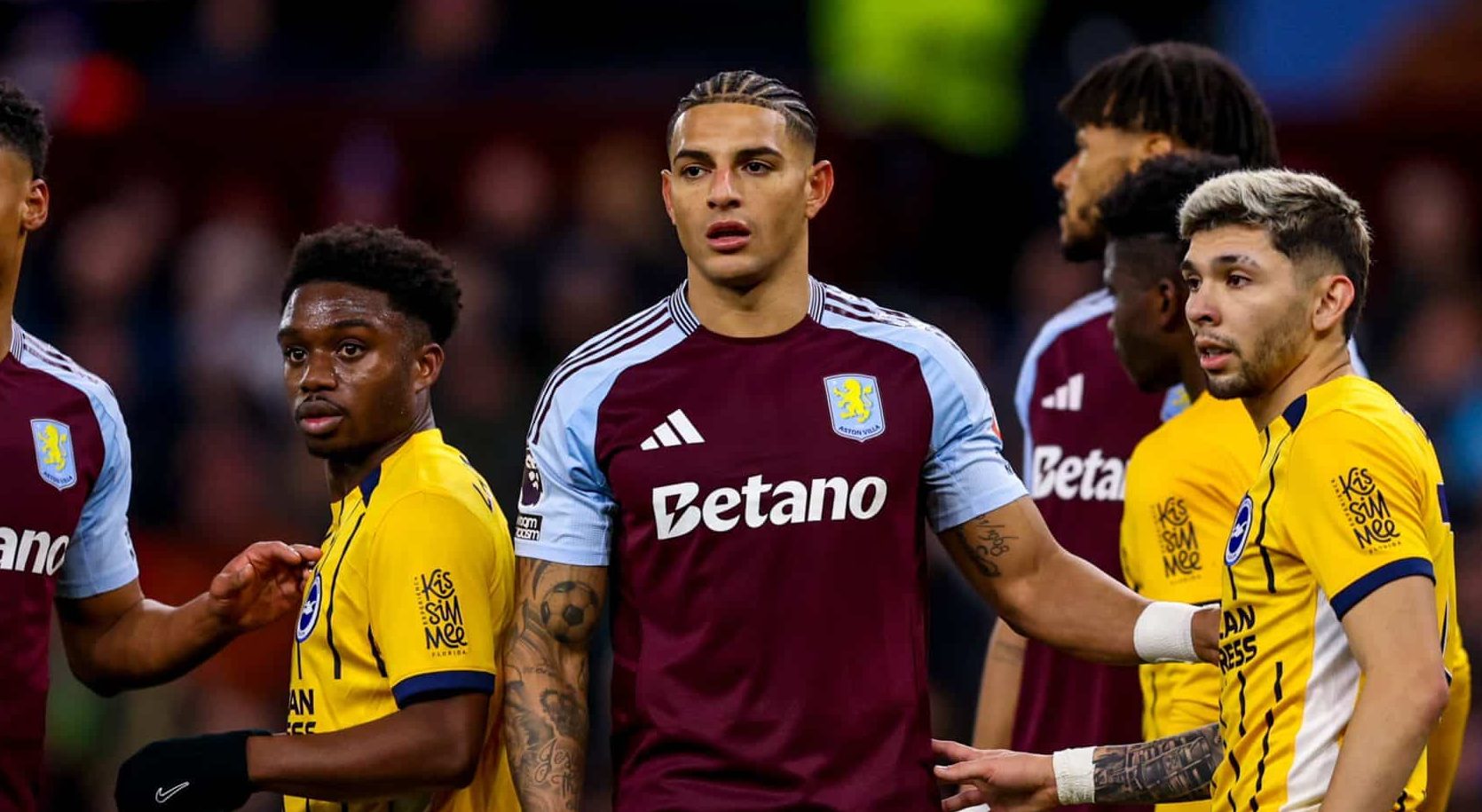 Diego Carlos n&atilde;o repetiu na Inglaterra o mesmo sucesso que fez no Sevilla e se prepara para assinar pelo Fenerbah&ccedil;e de Jos&eacute; Mourinho