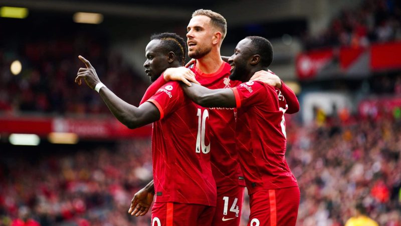 Ex-capitão do Liverpool pode jogar com brasileiros da Seleção na Ligue 1