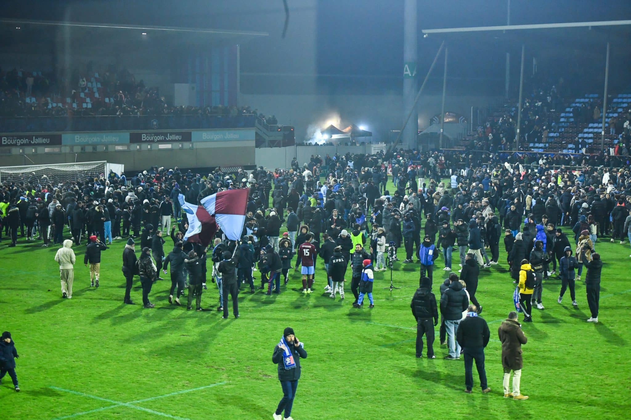 Torcida do Bourgoin-Jallieu invadiu o campo para comemorar classifica&ccedil;&atilde;o (Foto: Icon Sport)