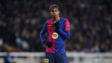 Vitor Roque at&eacute; tenta, mas Yamal &lsquo;melhor do mundo&rsquo; comanda goleada do Barcelona sobre o B&eacute;tis