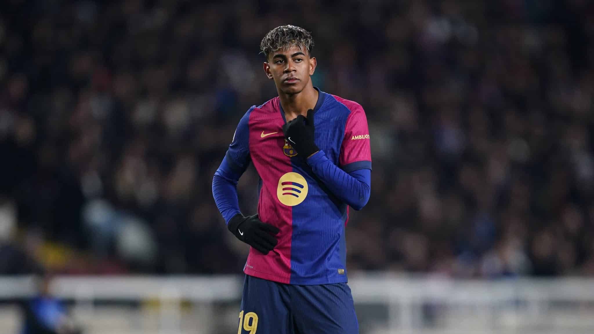 Vitor Roque at&eacute; tenta, mas Yamal &lsquo;melhor do mundo&rsquo; comanda goleada do Barcelona sobre o B&eacute;tis