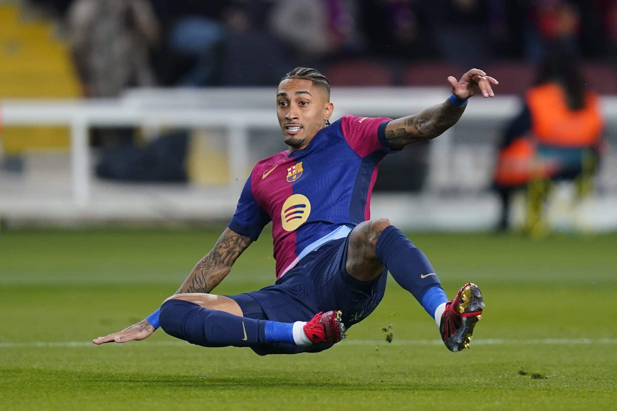 Com mais um show no Barcelona, Raphinha iguala temporada de melhor do mundo de Vini Jr