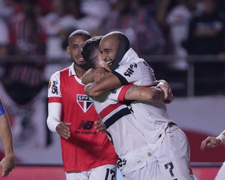 Oscar e Lucas se abra&ccedil;am para comemorar o gol do S&atilde;o Paulo