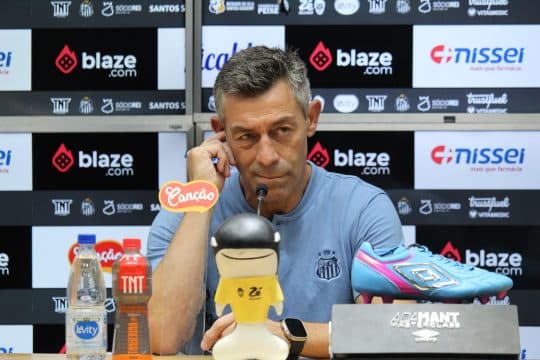 Ap&oacute;s boa vit&oacute;ria na estreia, Caixinha tem um dilema para resolver no Santos