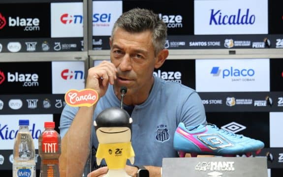 Escala&ccedil;&otilde;es de Caixinha surpreendem torcida e at&eacute; jogadores do Santos