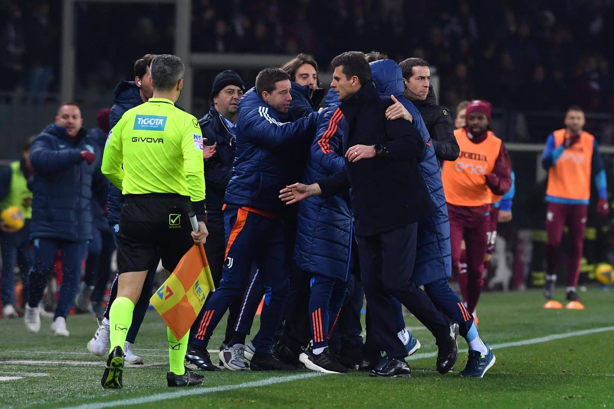 Thiago Motta precisou ser separado por seus jogadores durante discuss&atilde;o com t&eacute;cnico do Torino em empate da Juventus em cl&aacute;ssico