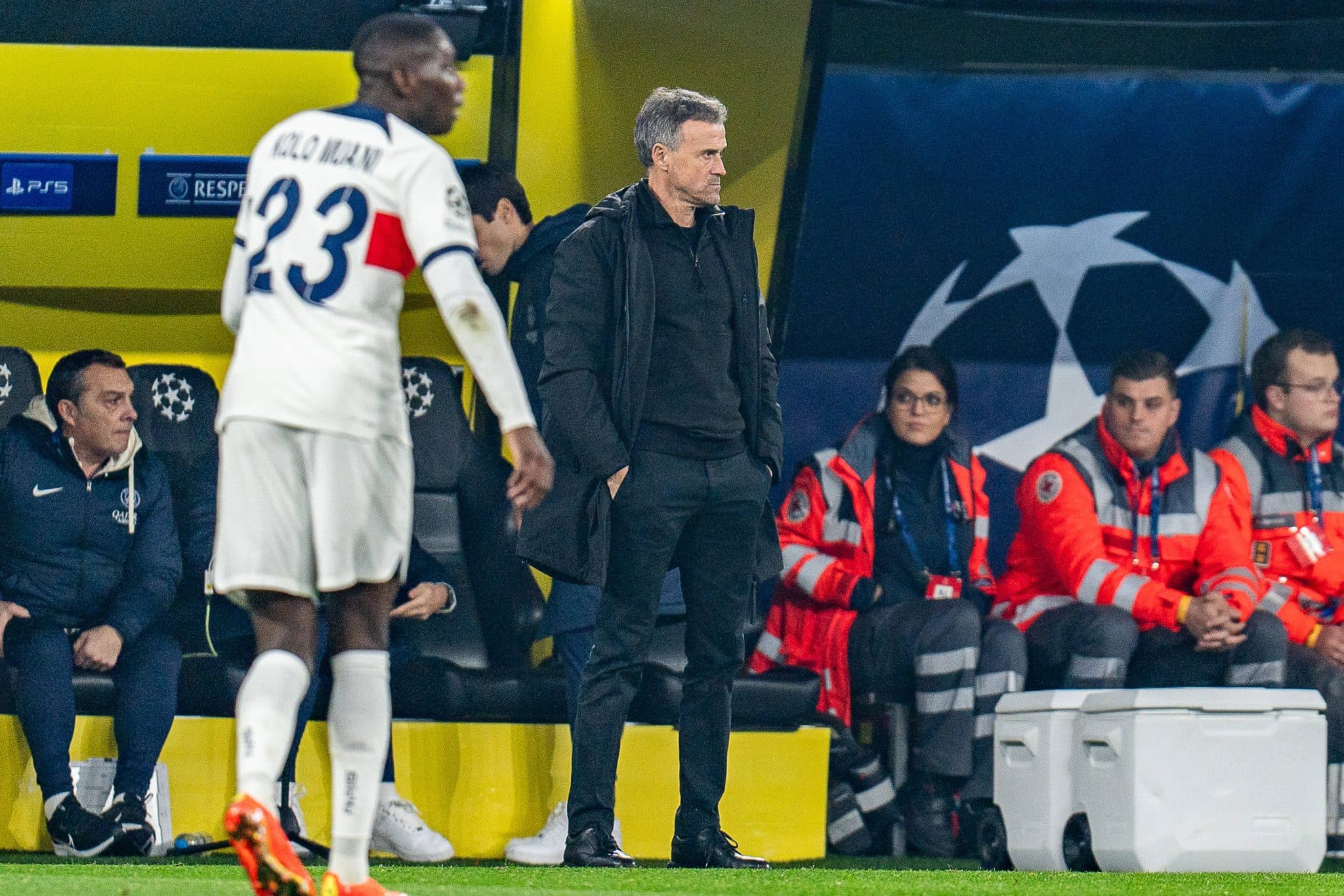 M&aacute; rela&ccedil;&atilde;o entre Kolo Muani e Luis Enrique, obrigou jogador a sair do PSG. O atacante se apresentou nesta quinta-feira em Turim para assinar seu empr&eacute;stimo com a Juventus