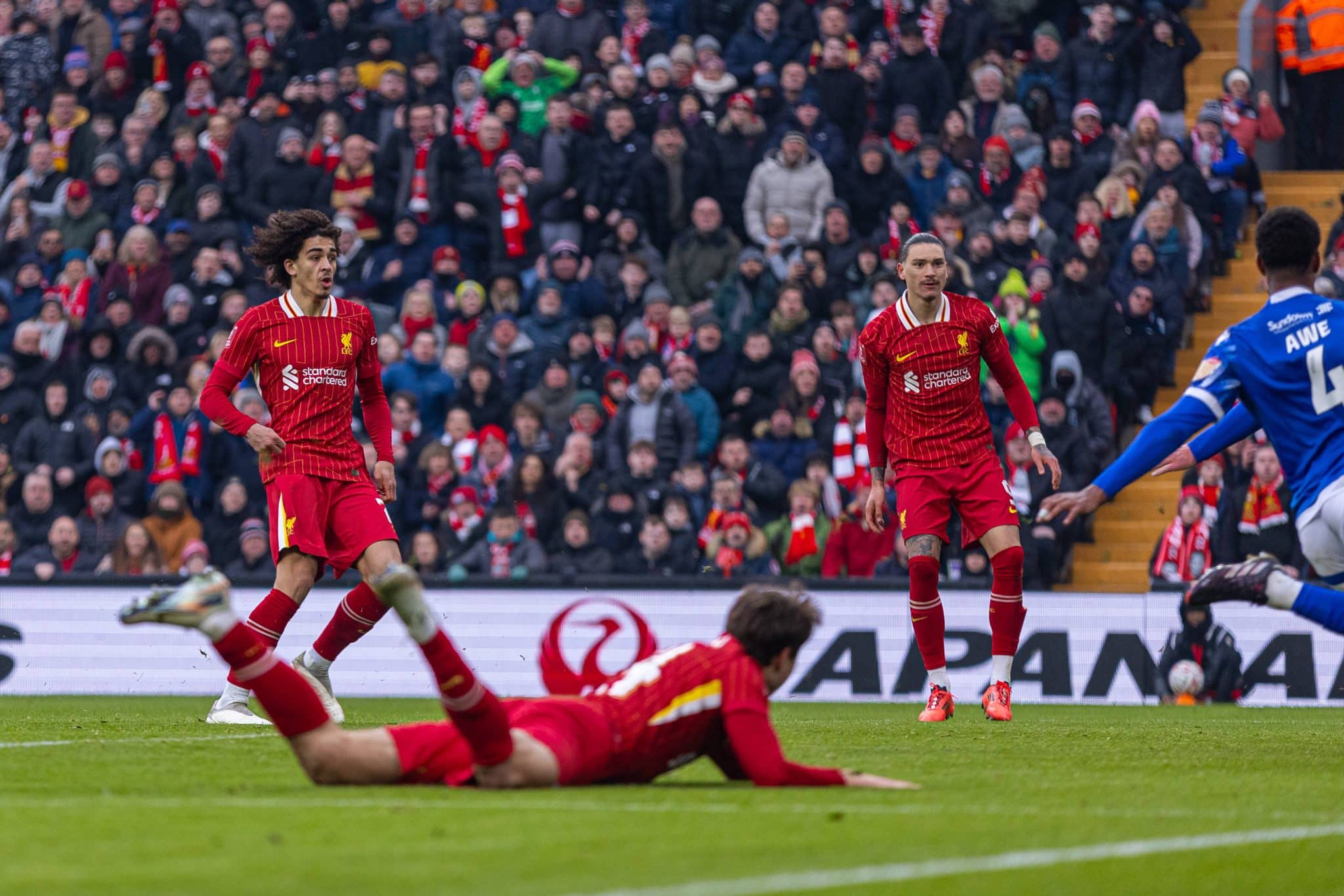 Jayden Danns, de apenas 18 anos, marcou o terceiro gol do Liverpool em goleada sobre o Accrington por 4 a 0 na Copa da Inglaterra