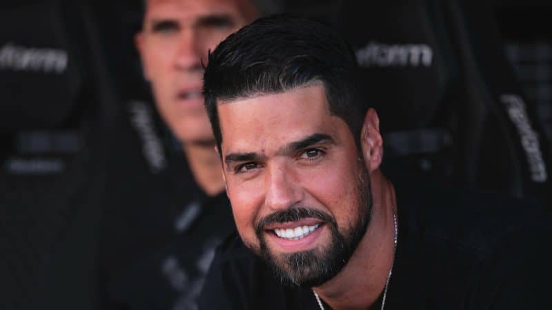 António Oliveira entra no radar do Cruzeiro após impasse com Renato