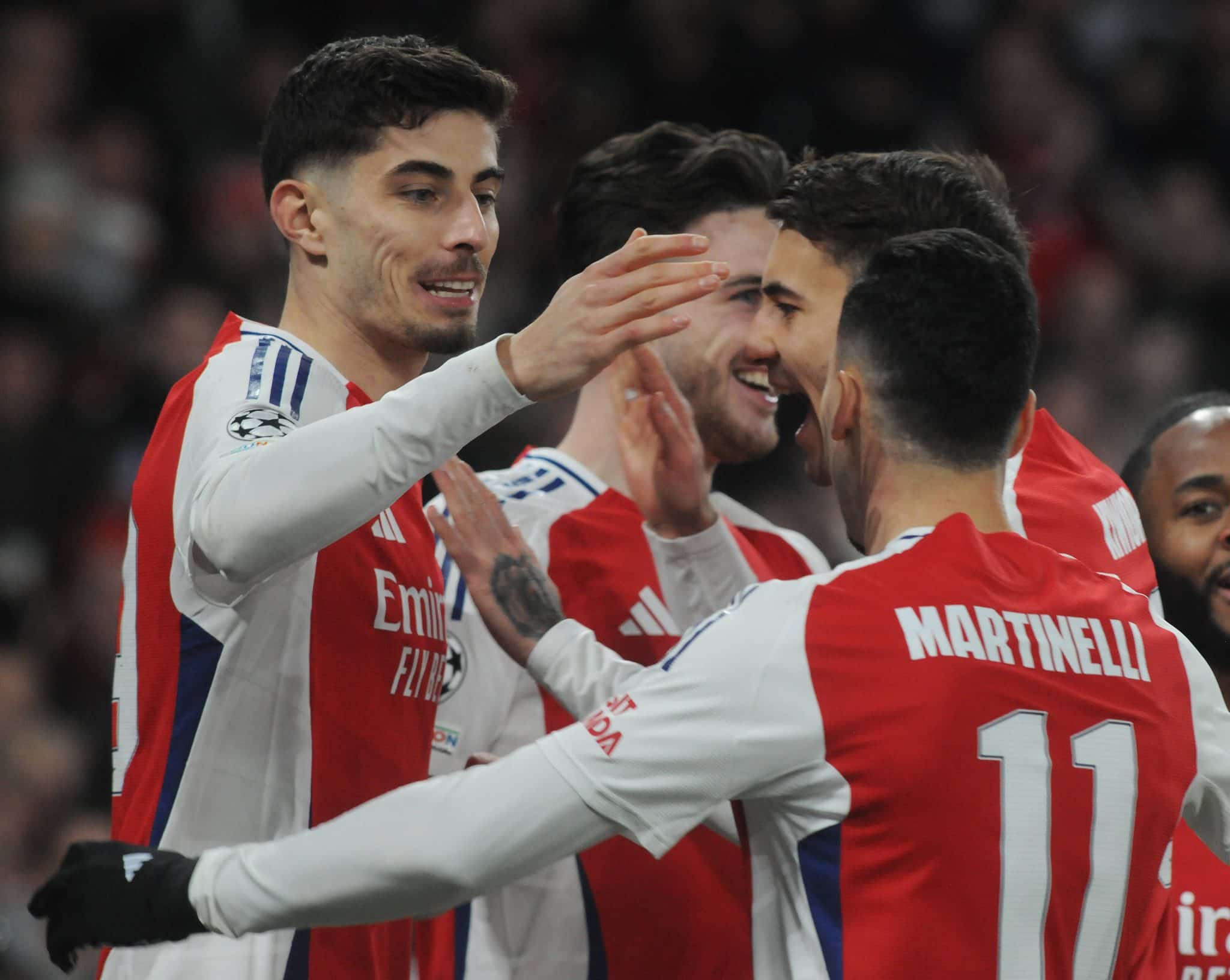 Martinelli comemora gol do Arsenal com companheiros do Arsenal