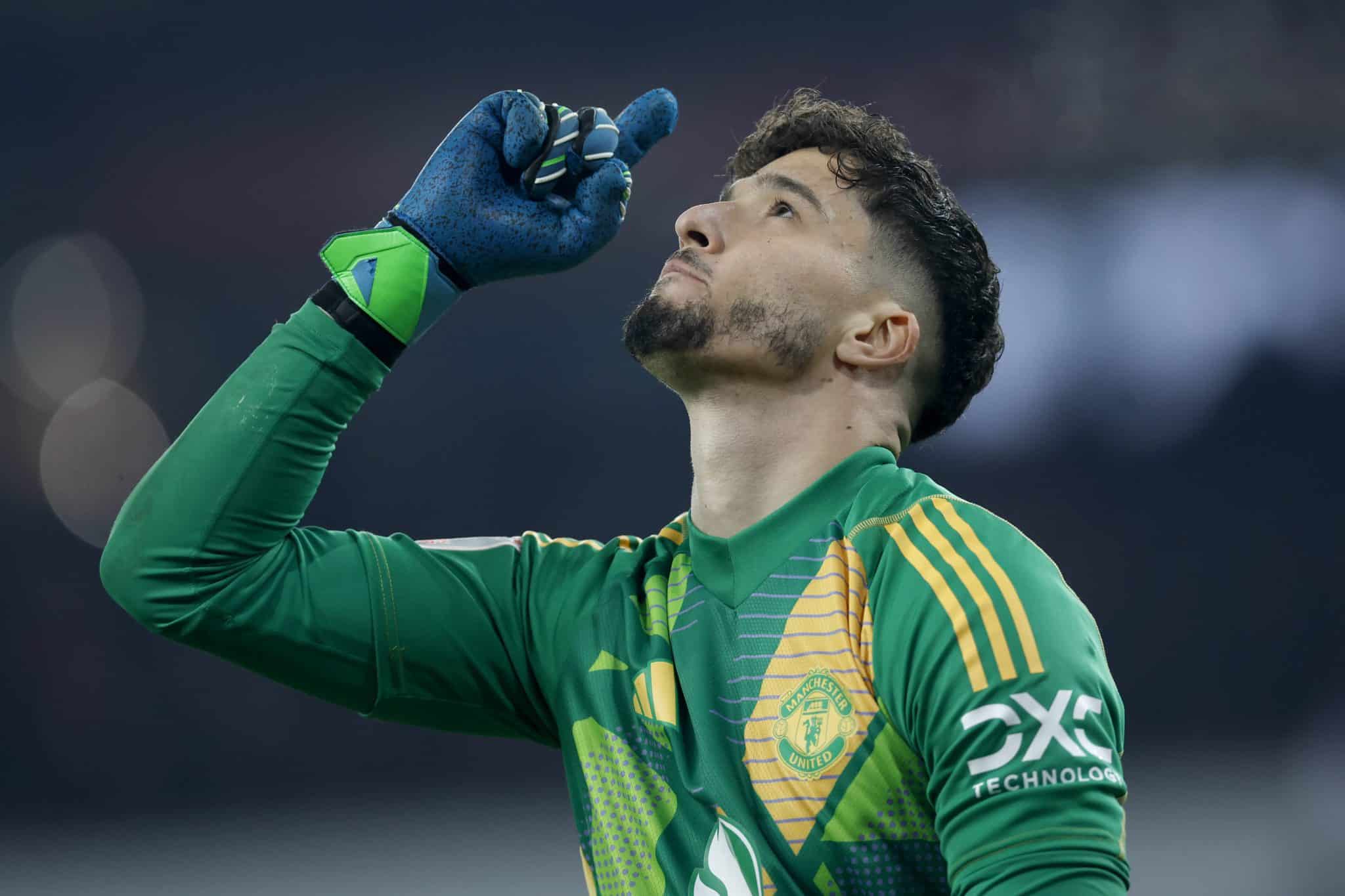 O goleiro Bayindir comemora p&ecirc;nalti defendido pelo Manchester United