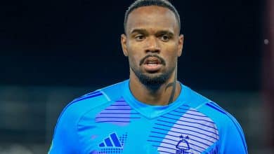 Ap&oacute;s 4 meses sem jogar, Carlos Miguel empolga ingleses com grande atua&ccedil;&atilde;o: &lsquo;Her&oacute;i&rsquo;