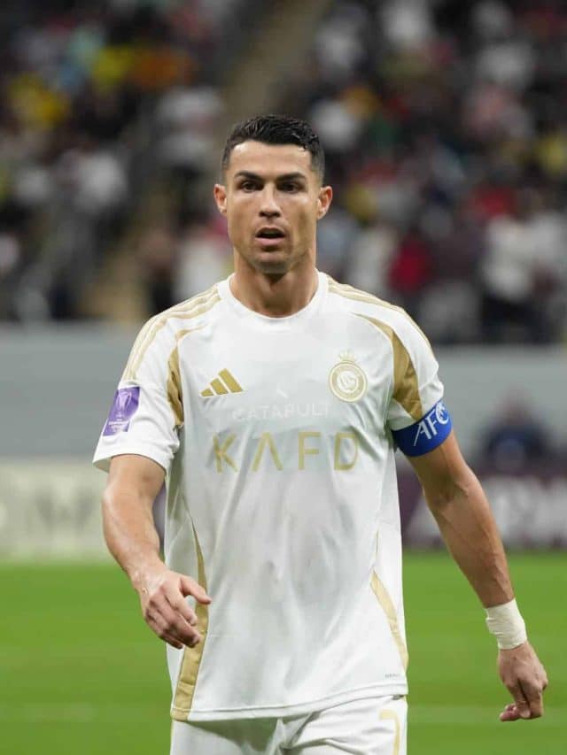 Cristiano Ronaldo estende v&iacute;nculo com o Al-Nassr por mais um ano