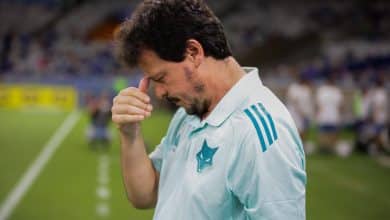 &lsquo;Adeus, Diniz&rsquo;: Torcida do Cruzeiro se revolta com mais um trope&ccedil;o