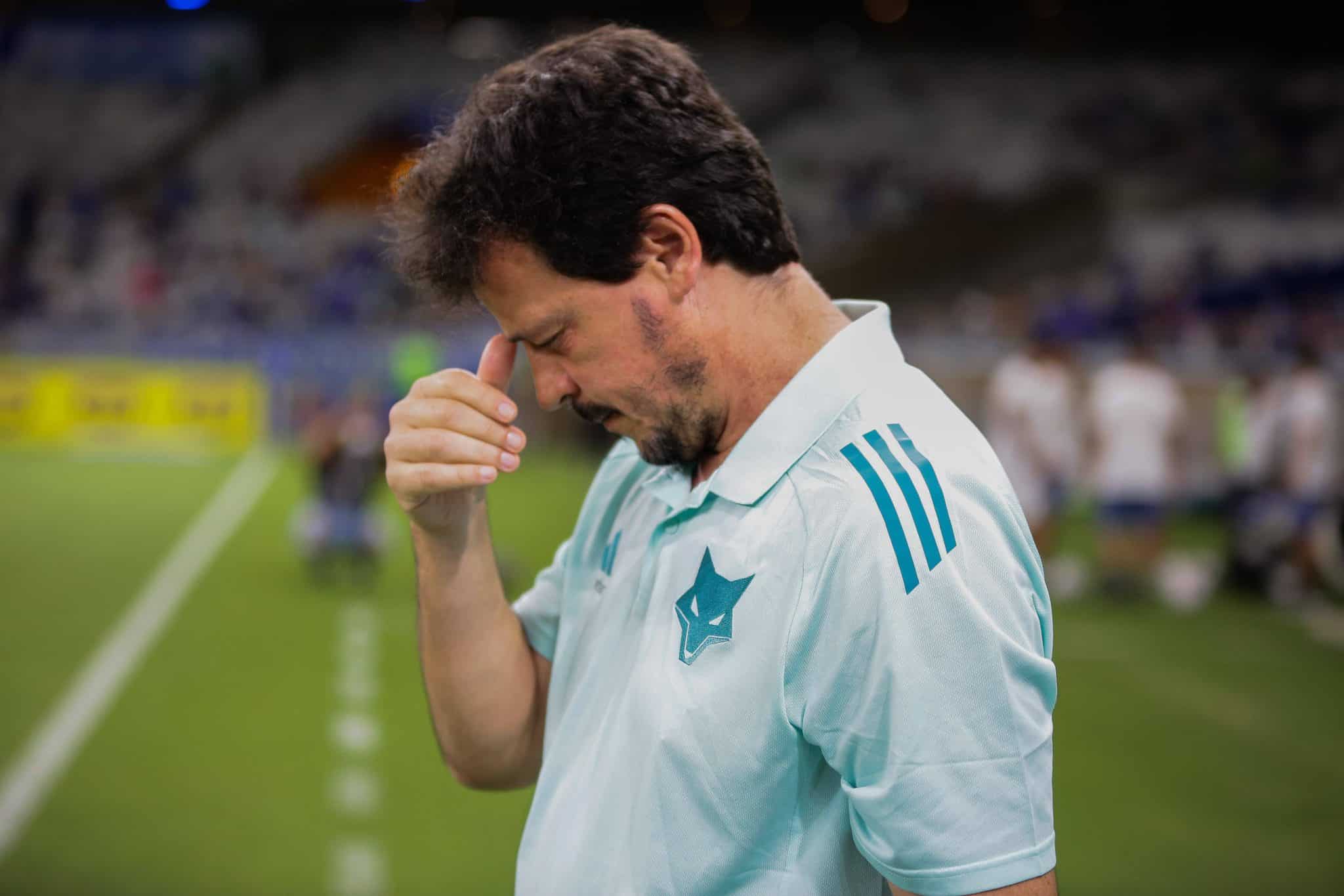 &lsquo;Adeus, Diniz&rsquo;: Torcida do Cruzeiro se revolta com mais um trope&ccedil;o