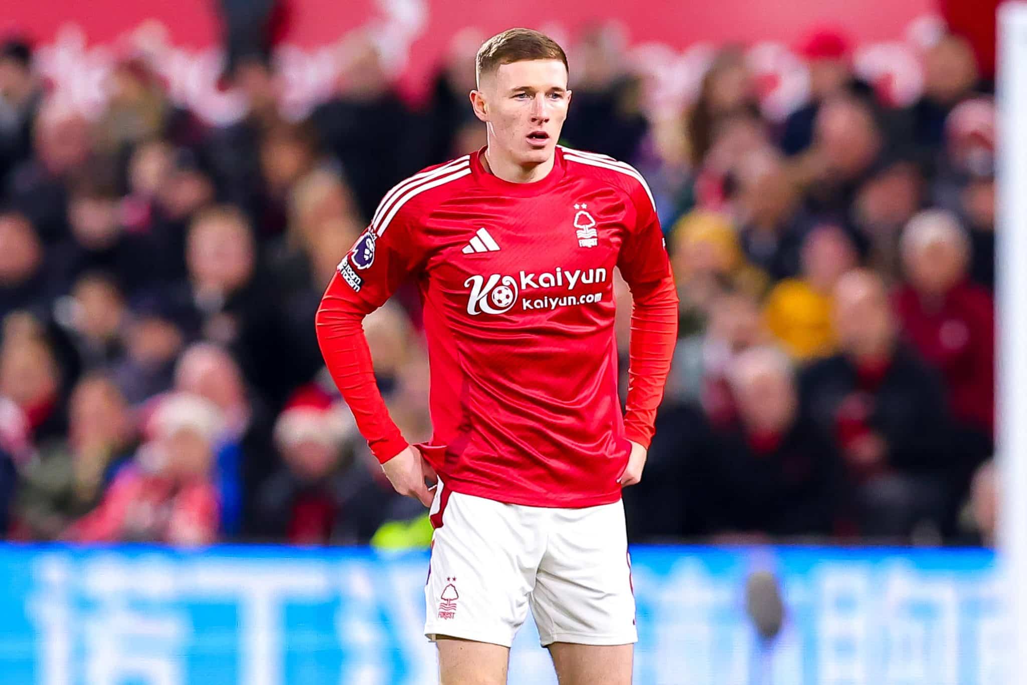 Elliot Anderson em a&ccedil;&atilde;o pelo Nottingham Forest