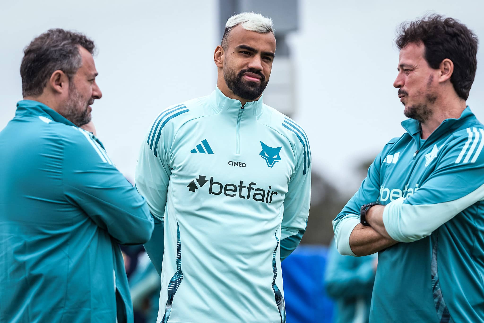 Fabr&iacute;cio Bruno ao lado do t&eacute;cnico Fernando Diniz e do CEO do Cruzeiro, Alexandre Mattos