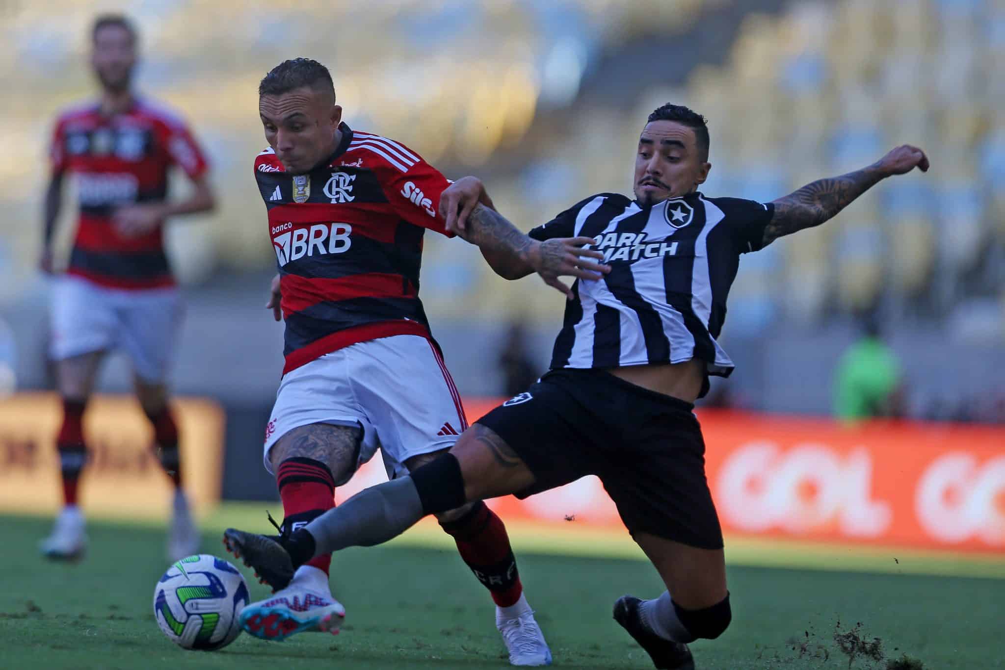 Rafael em disputa de bola com Everton Cebolinha, do Flamengo