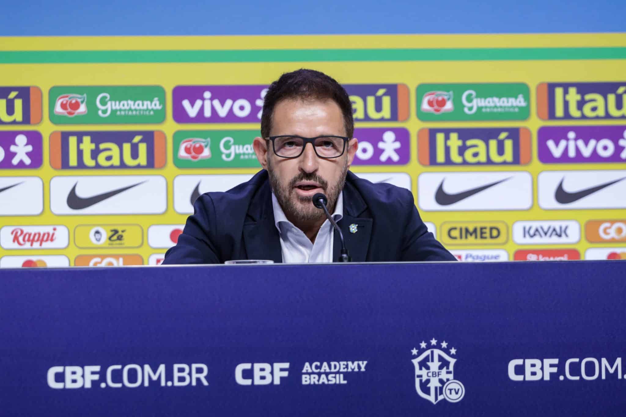 Ramon Menezes durante entrevista coletiva na sede da CBF