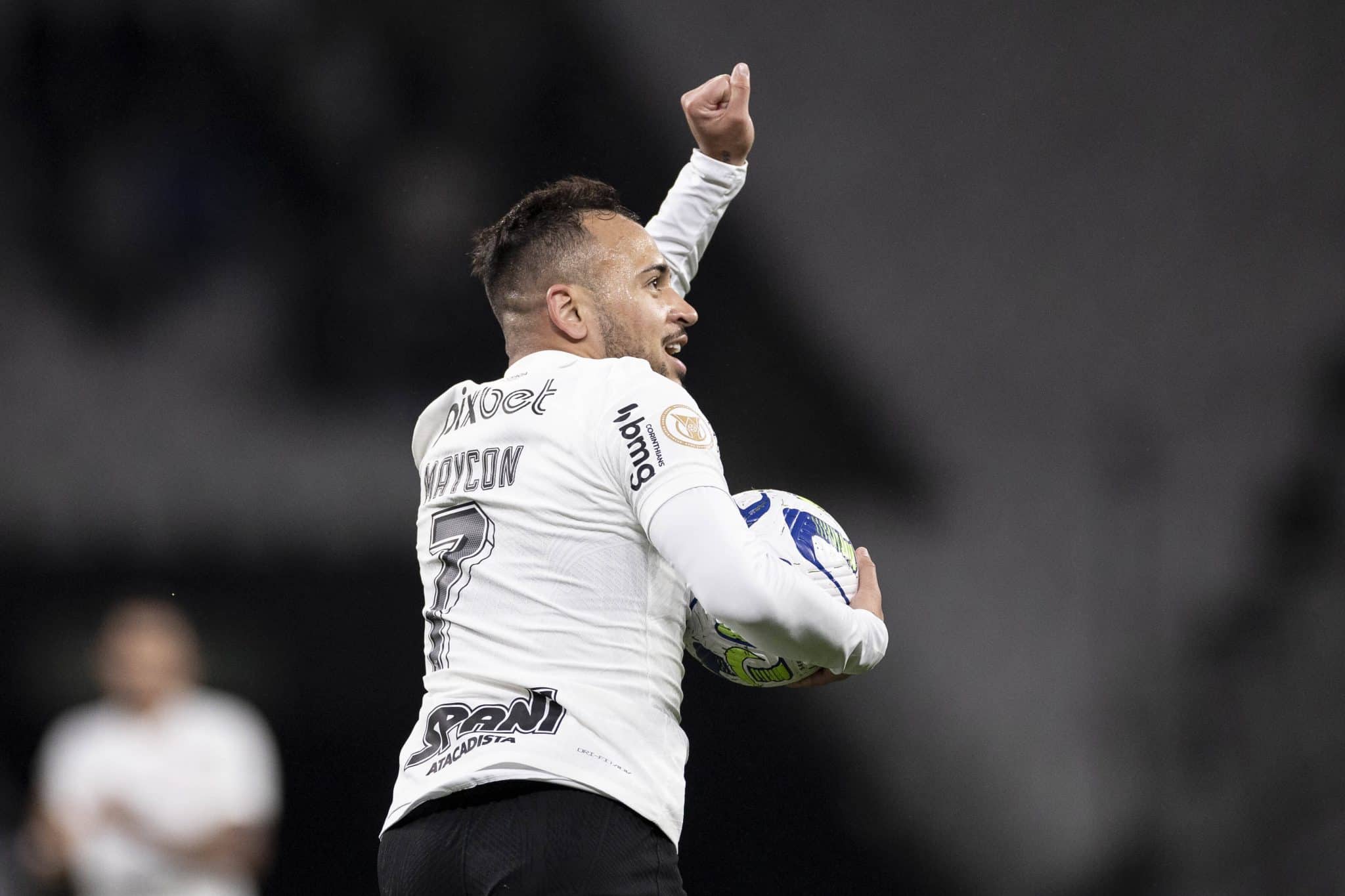 Bastidores: O que pesou na renova&ccedil;&atilde;o de Maycon com o Corinthians?