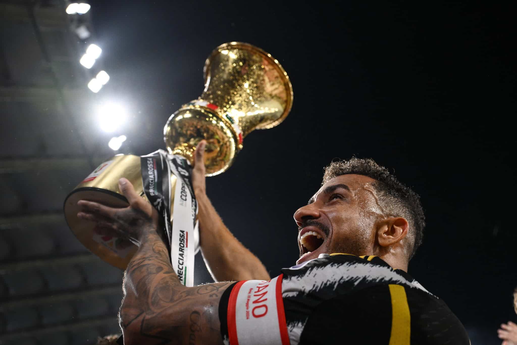 Danilo ergue a ta&ccedil;a da Copa da It&aacute;lia 