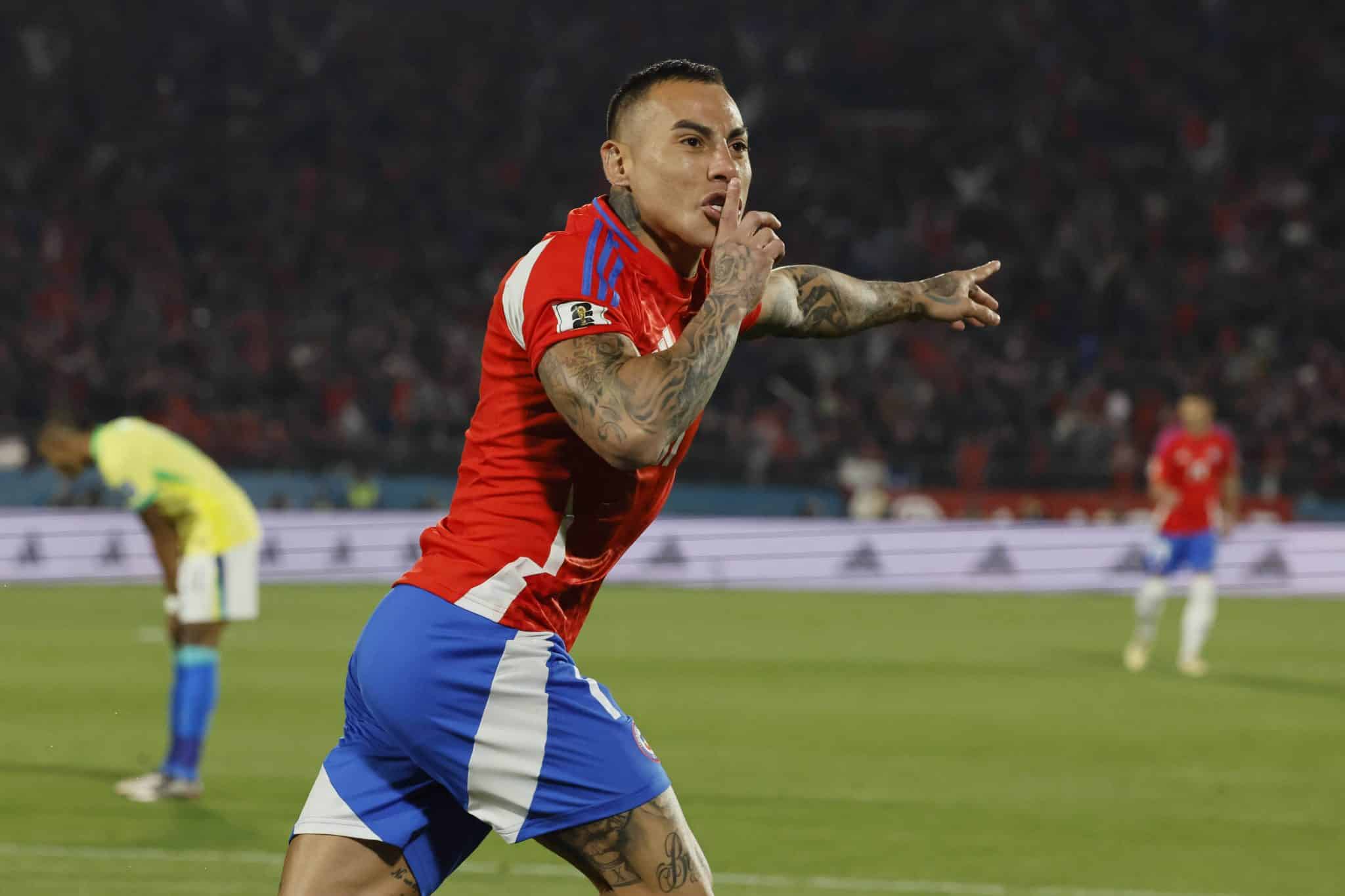 Vargas celebra gol em jogo contra a sele&ccedil;&atilde;o brasileira