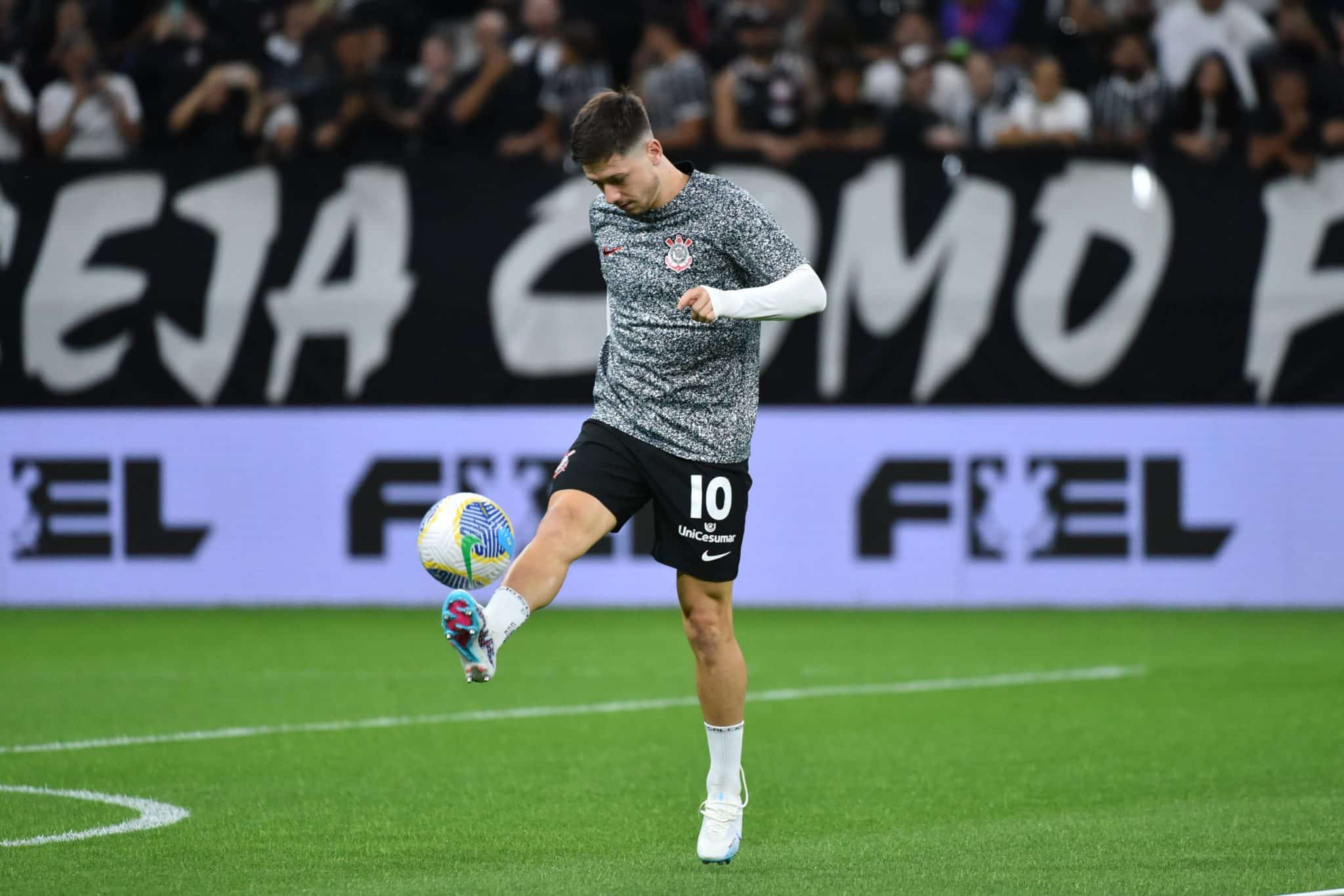 Rodrigo Garro durante aquecimento pelo Corinthians (Foto: Imago)