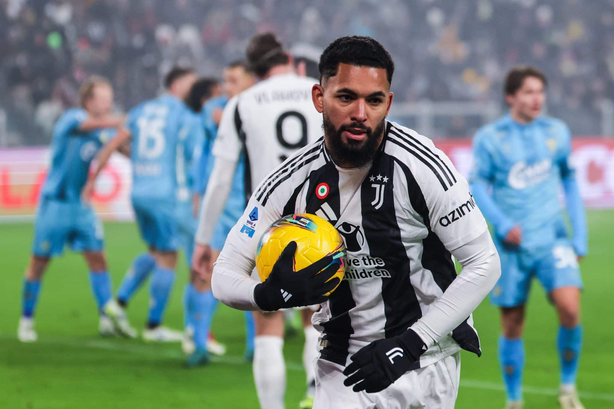 Douglas Luiz em a&ccedil;&atilde;o pela Juventus