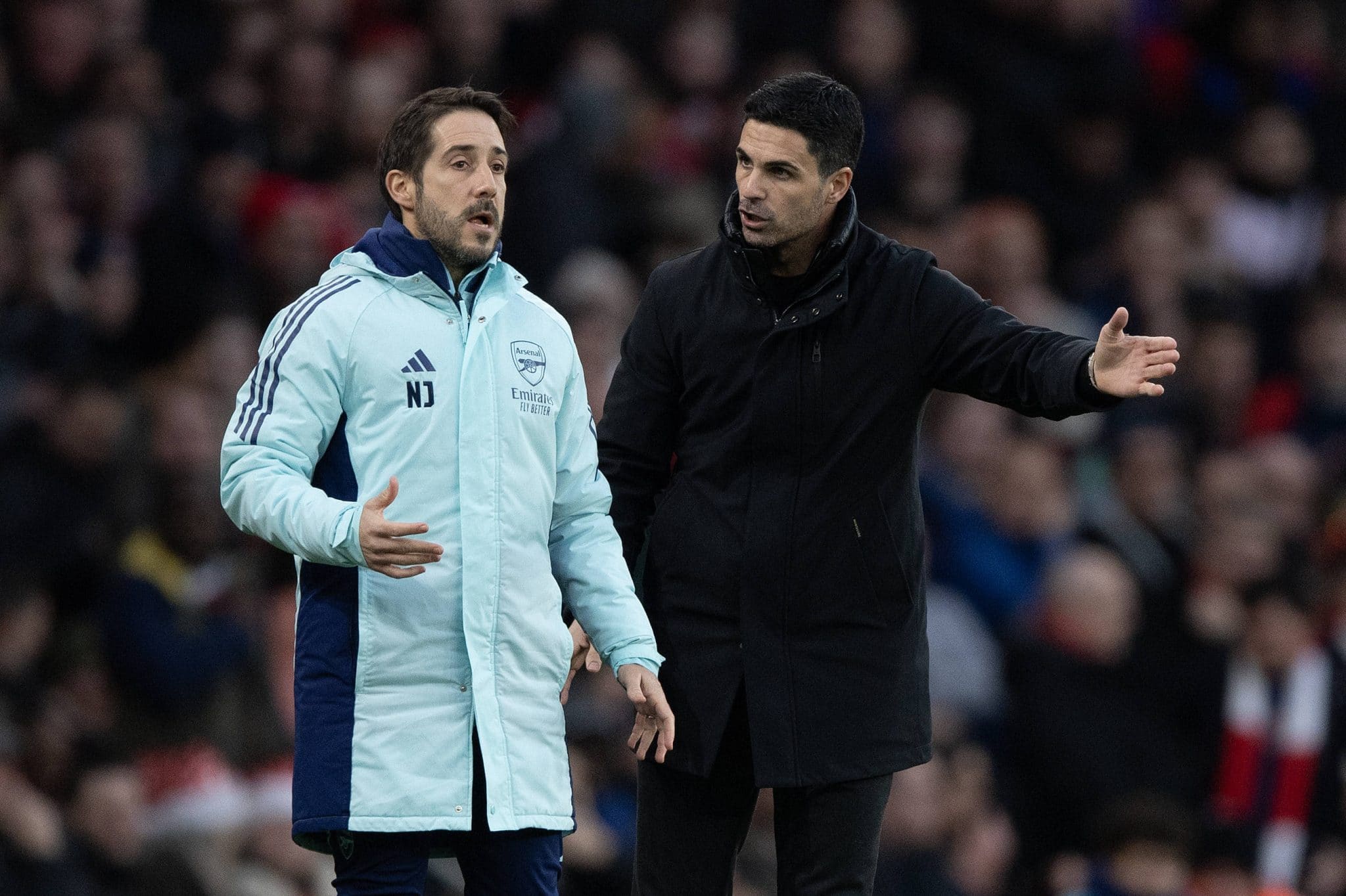 Mikel Arteta ao lado de Nicolas Jover, t&eacute;cnico de bola parada do Arsenal 