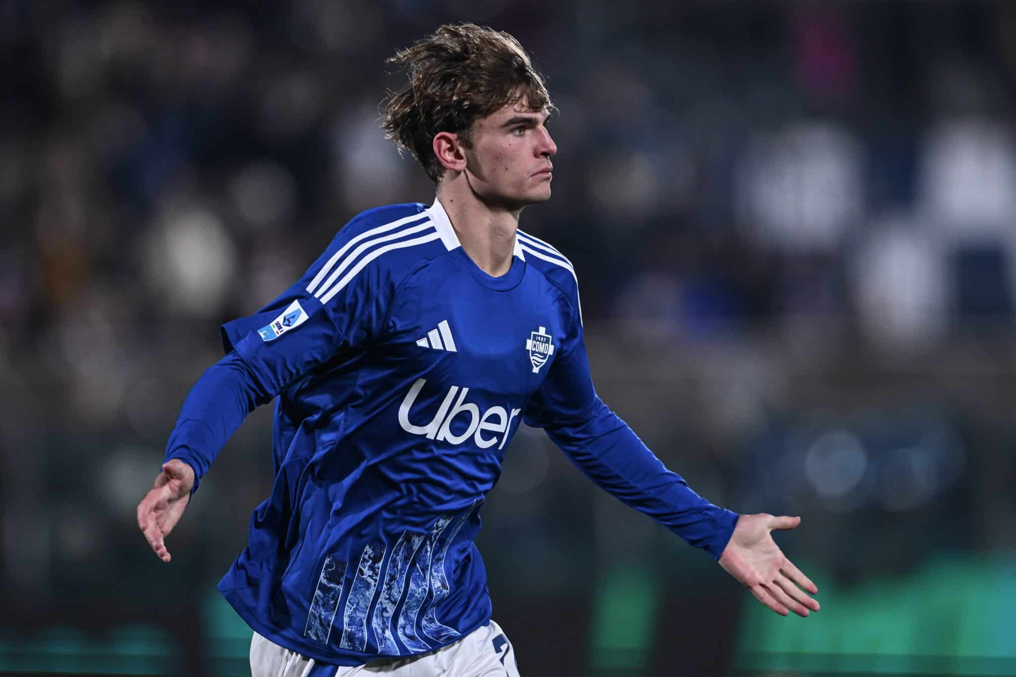 Nico Paz celebra gol pelo Como