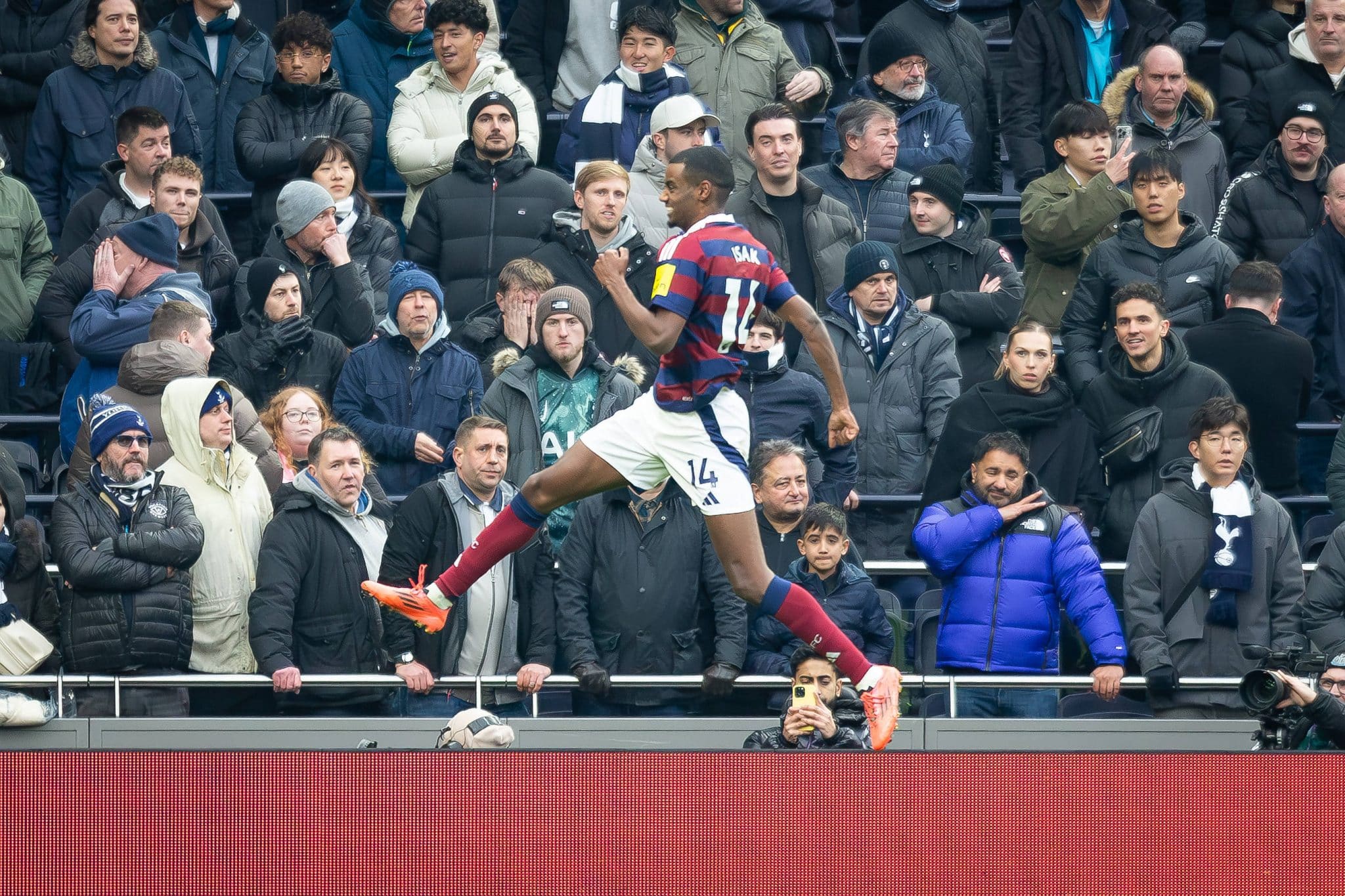 Isak Newcastle Tottenham Premier League