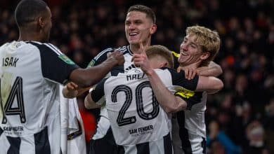 Newcastle faz Arsenal provar do pr&oacute;prio veneno e larga na frente na Copa da Liga