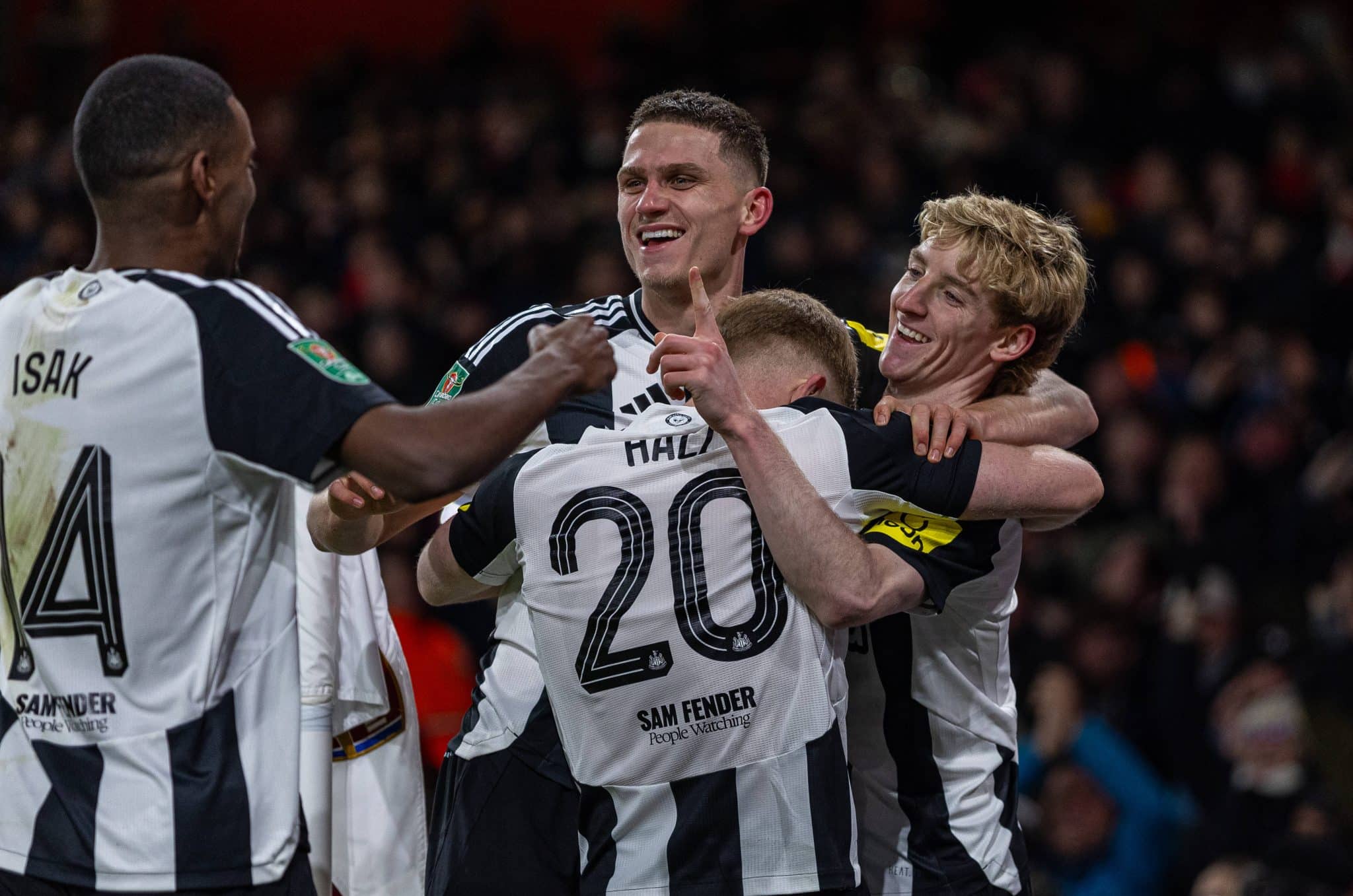 Newcastle faz Arsenal provar do pr&oacute;prio veneno e larga na frente na Copa da Liga