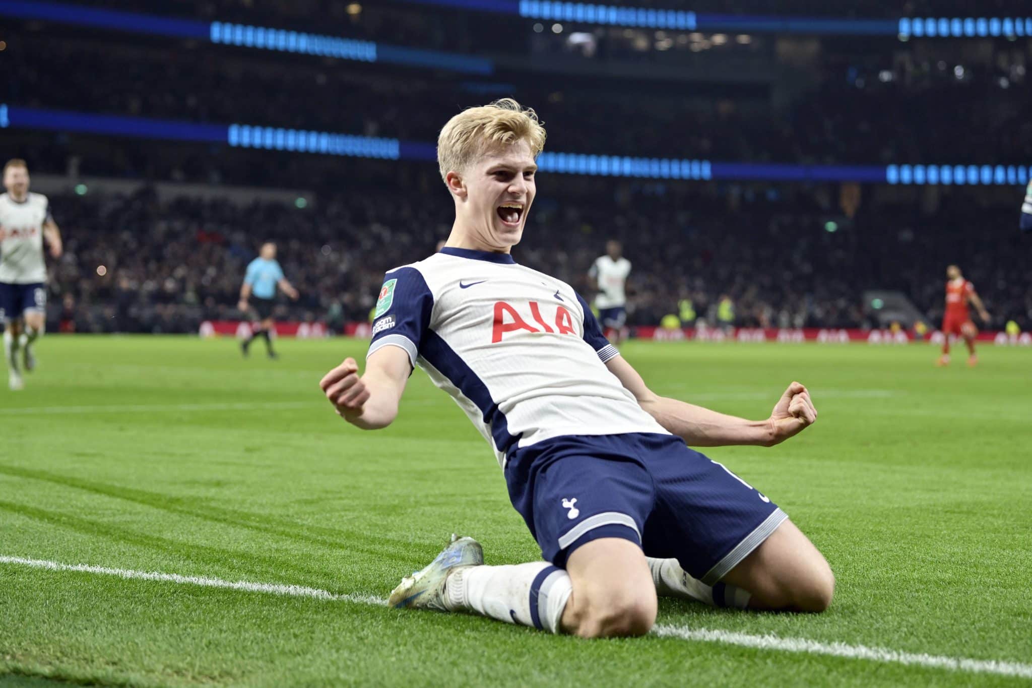 Lucas Bergvall celebra gol pelo Tottenham 