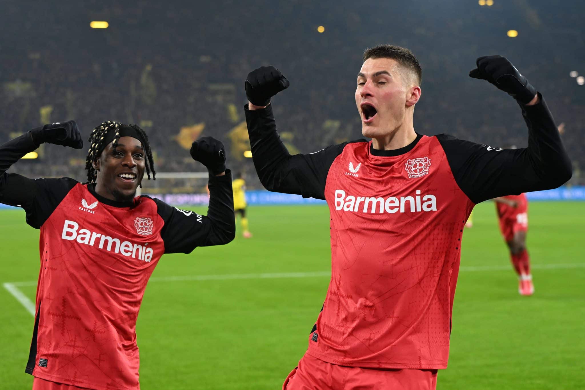Jeremie Frimpong e Patrik Schick celebram gol do Leverkusen 