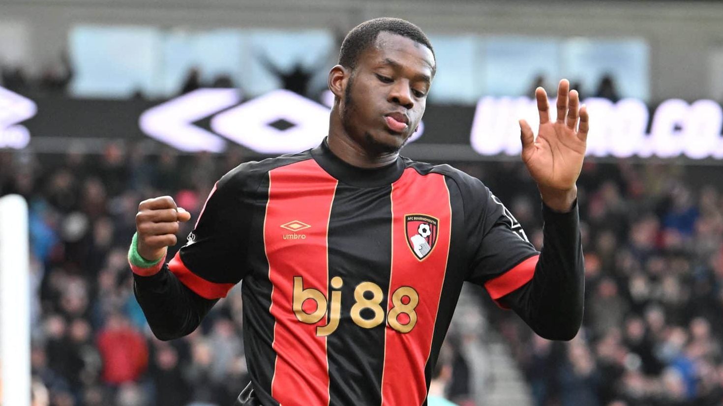 Quem &eacute; o atacante que deu baile em Murillo e castigou a sensa&ccedil;&atilde;o da Premier League