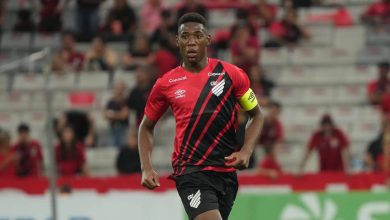 Zagueiro do Athletico &eacute; alvo de ofensas racistas em cl&aacute;ssico contra o Coritiba