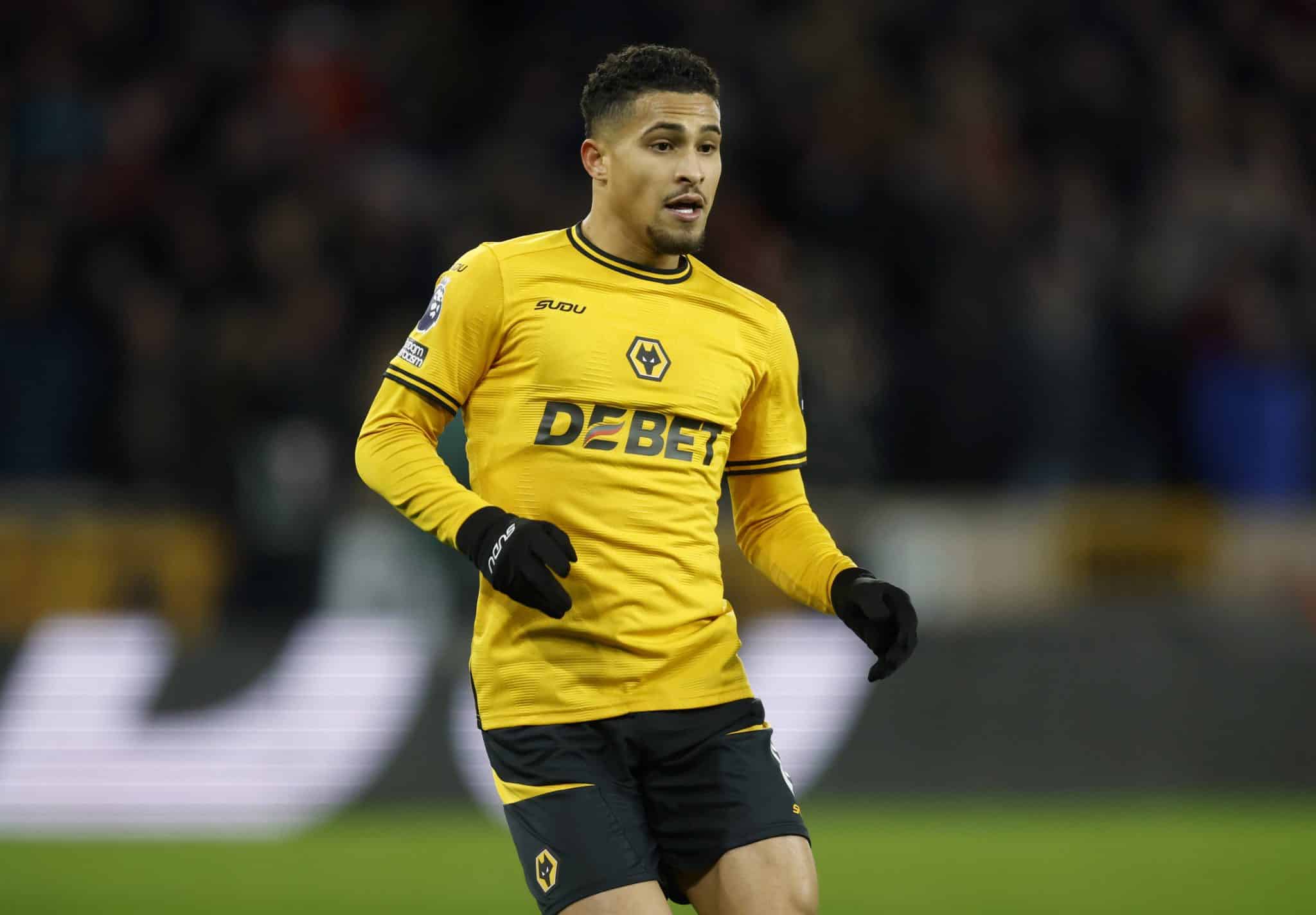 Jo&atilde;o Gomes em a&ccedil;&atilde;o pelo Wolverhampton