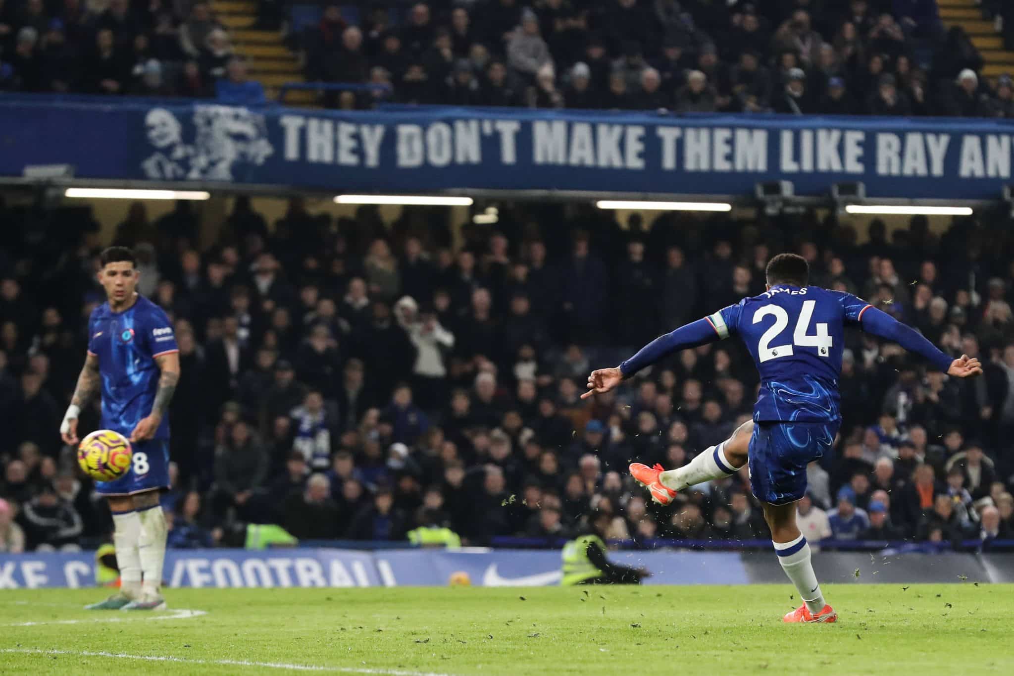 Reece James, de falta, salvou o empate para o Chelsea