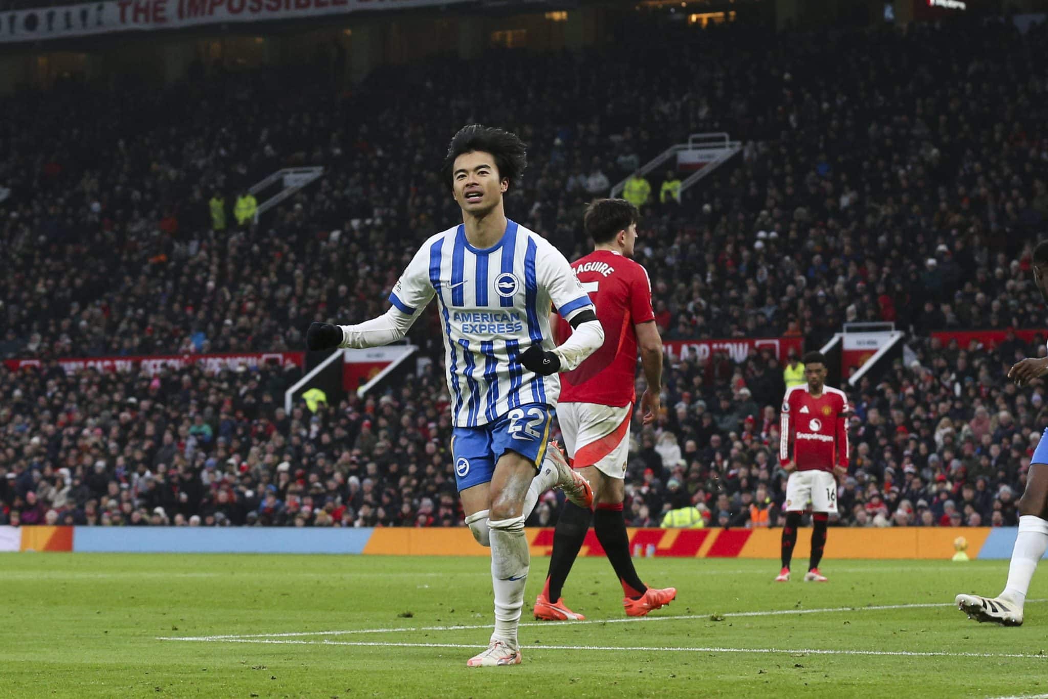 Mitoma celebra gol pelo Brighton em jogo contra o Manchester United 