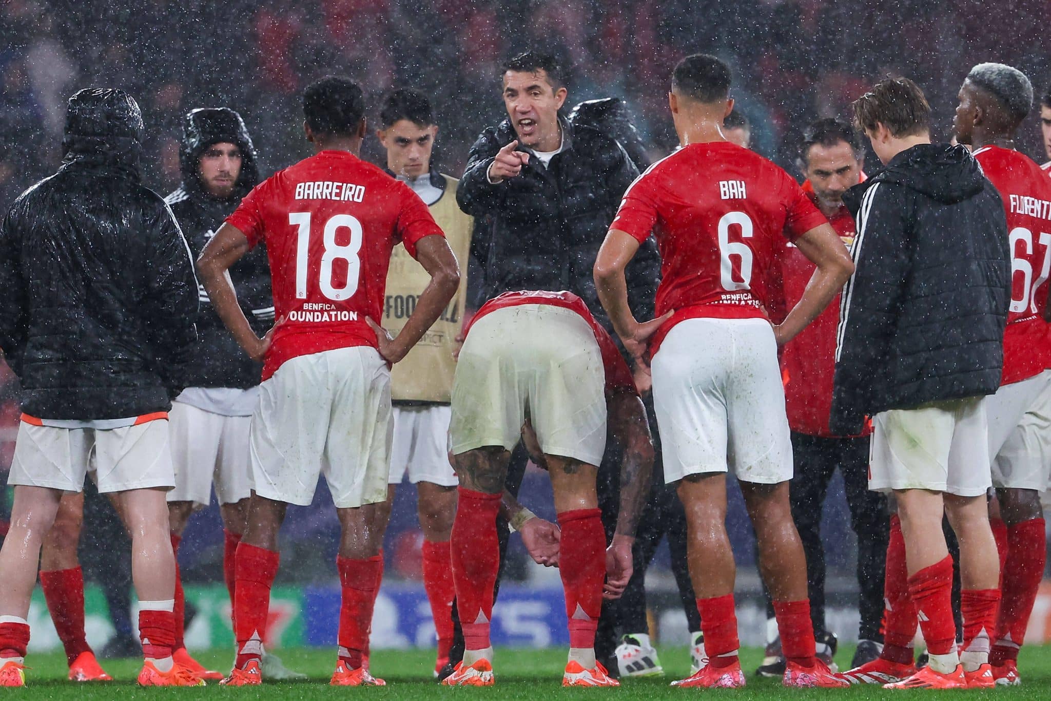 Momento em que Bruno Lage d&aacute; bronca em jogadores do Benfica no centro do gramado