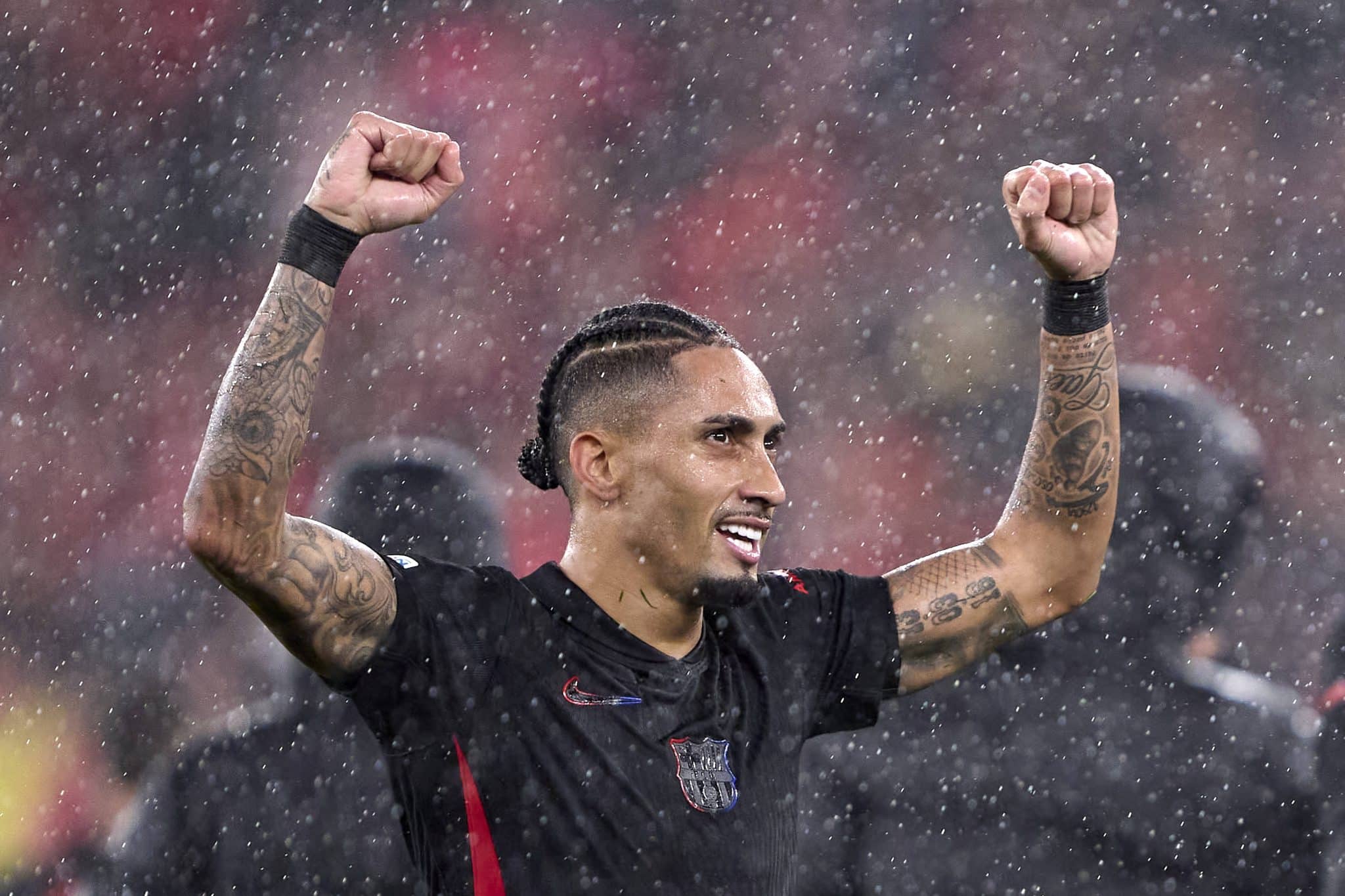 Raphinha celebra gol pelo Barcelona