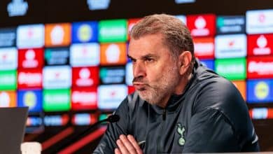 T&eacute;cnico do Tottenham quase discute com torcedor em campo: &lsquo;Vai cair com a gente&rsquo;